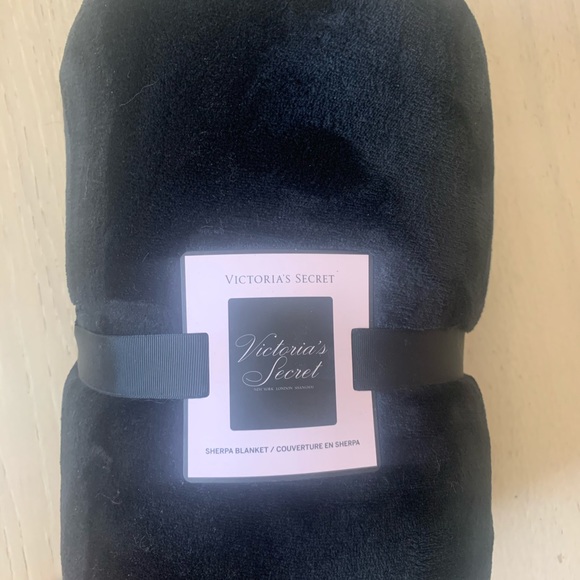 NWT Victoria Secret Sherpa Blanket - Picture 1 of 2